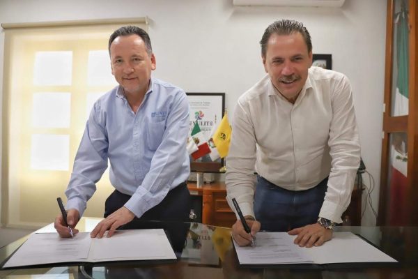 Mtro. Luis Ignacio Zúñiga Bobadilla y Dr. Jaime Alonso Cuevas Tello - Firma de convenio UNIVA Puerto Vallarta y H. Ayuntamiento de Bahía de Banderas (1)