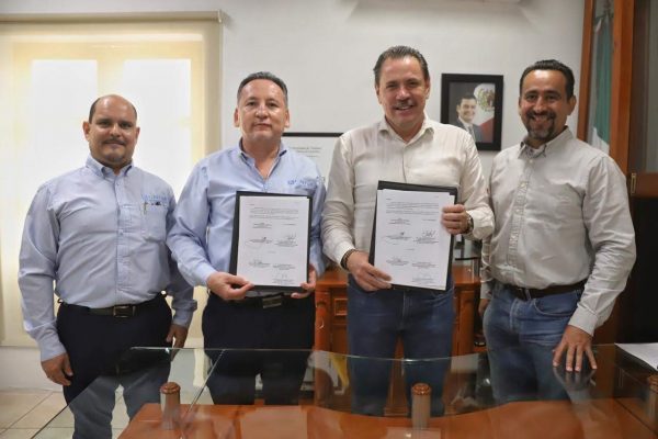 Mtro. Luis Ignacio Zúñiga Bobadilla y Dr. Jaime Alonso Cuevas Tello - Firma de convenio UNIVA Puerto Vallarta y H. Ayuntamiento de Bahía de Banderas (2)