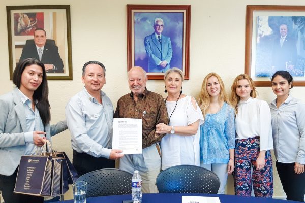 Equipo de vinculación UNIVA y A.C Becas Vallarta - Luis Zúñiga (izquierda) - Maria Elena Prieto Bustelo representante de Becas Vallarta (derecha)