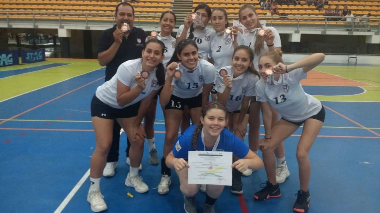 Selección Femenil de Bachillerato de Voleibol UNIVA gana el 3º lugar en competencia nacional