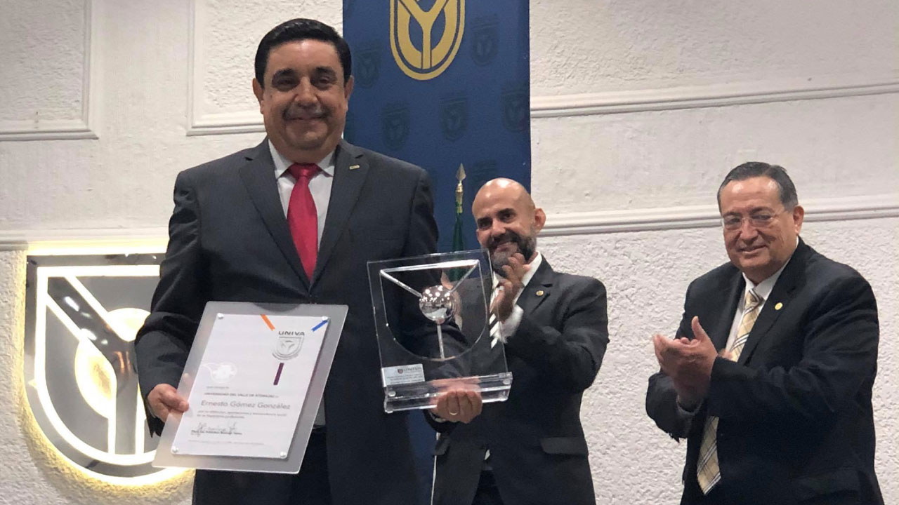 Entregan Premio Santiago Méndez Bravo al Comunicador del año 2019 en UNIVA Guadalajara