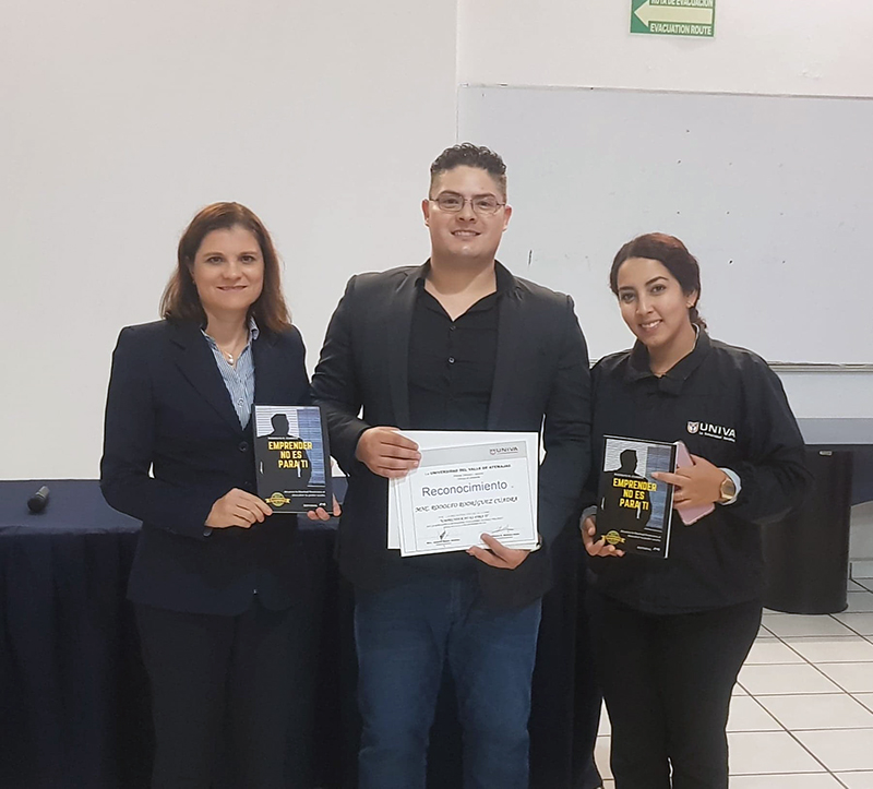 Egresado presenta su libro en UNIVA Plantel Zamora